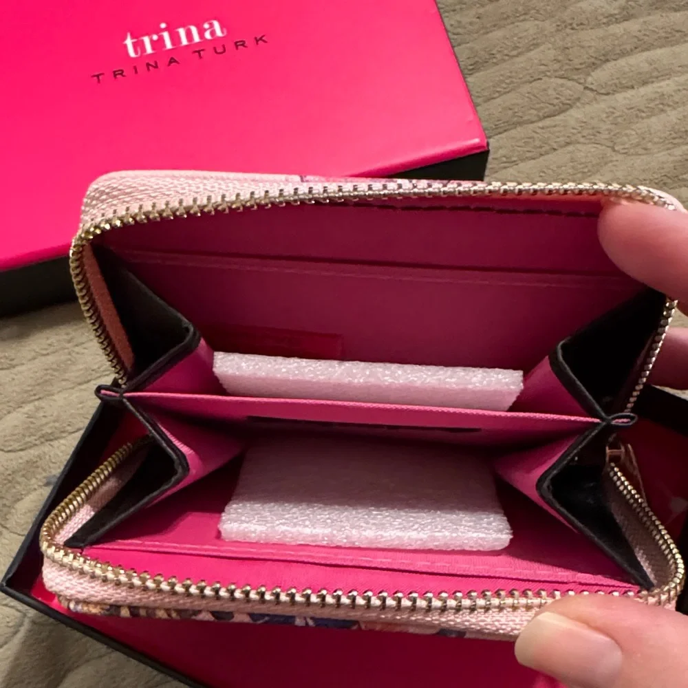Trina Turk Floral Zip Wallet - Pink Floral Women's Wallet new in box - Picture 4 of 7